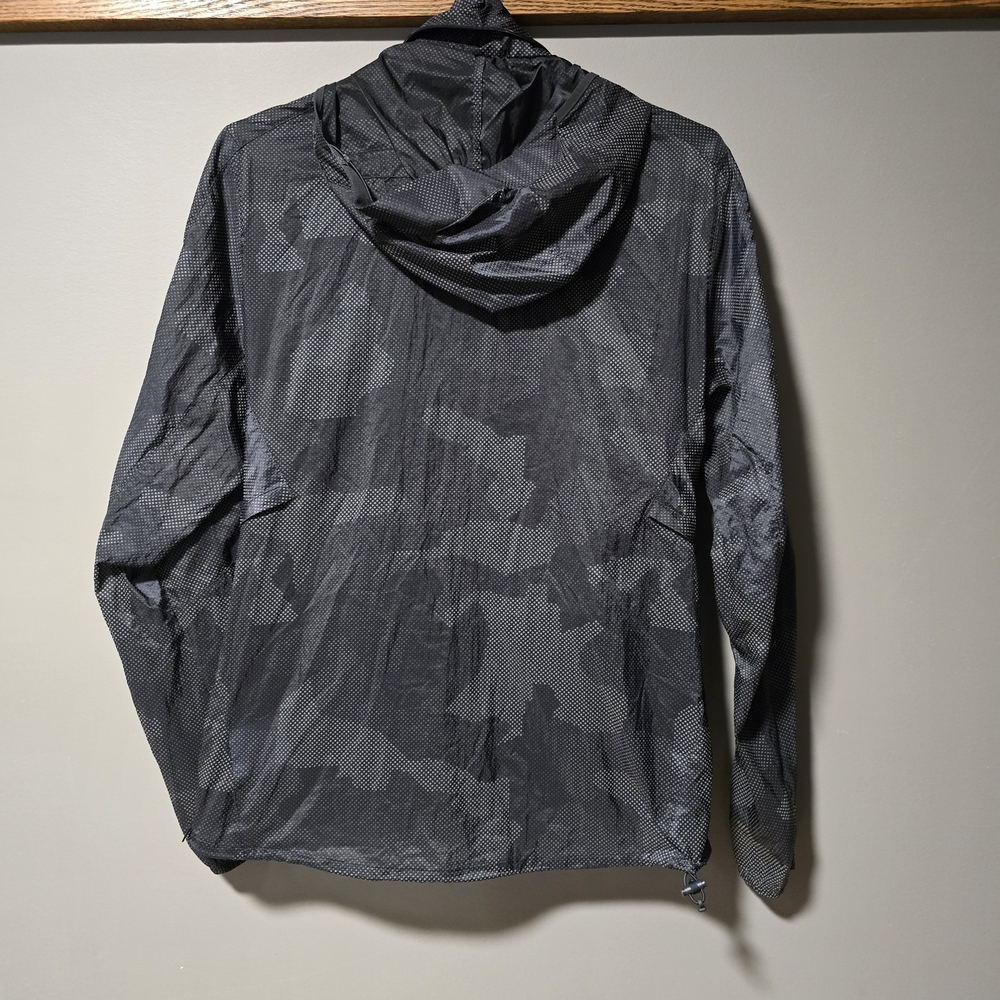 Men's size M. Lululemon Geo Camo Obsidian jacket. Stowable hood. Lightweight. - Picture 2 of 3